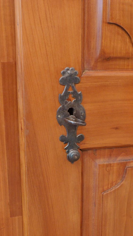 Spätbarocker Wäschschrank, massiv Kirschholz um 1790