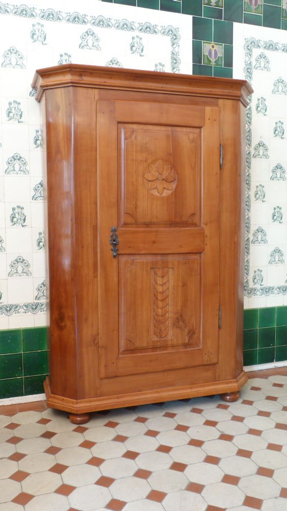 Spätbarocker Wäschschrank, massiv Kirschholz um 1790