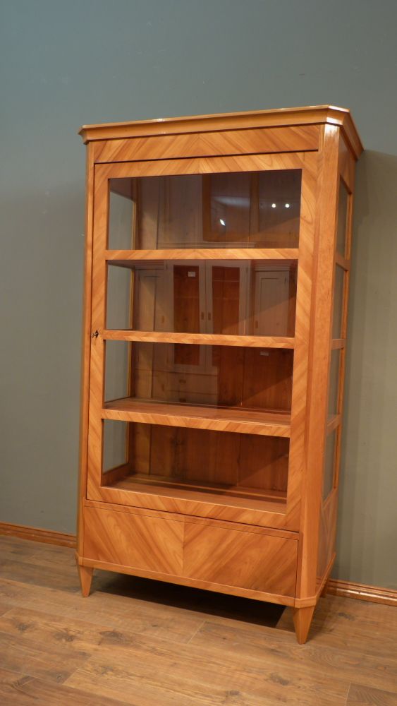 Schlichte Biedermeiervitrine, Kirschholz handpoliert um 1850