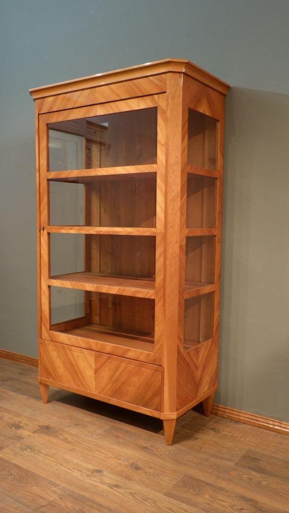 Schlichte Biedermeiervitrine, Kirschholz handpoliert um 1850