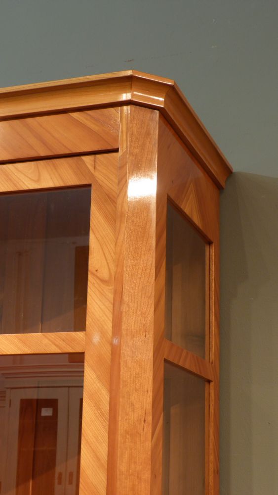 Schlichte Biedermeiervitrine, Kirschholz handpoliert um 1850