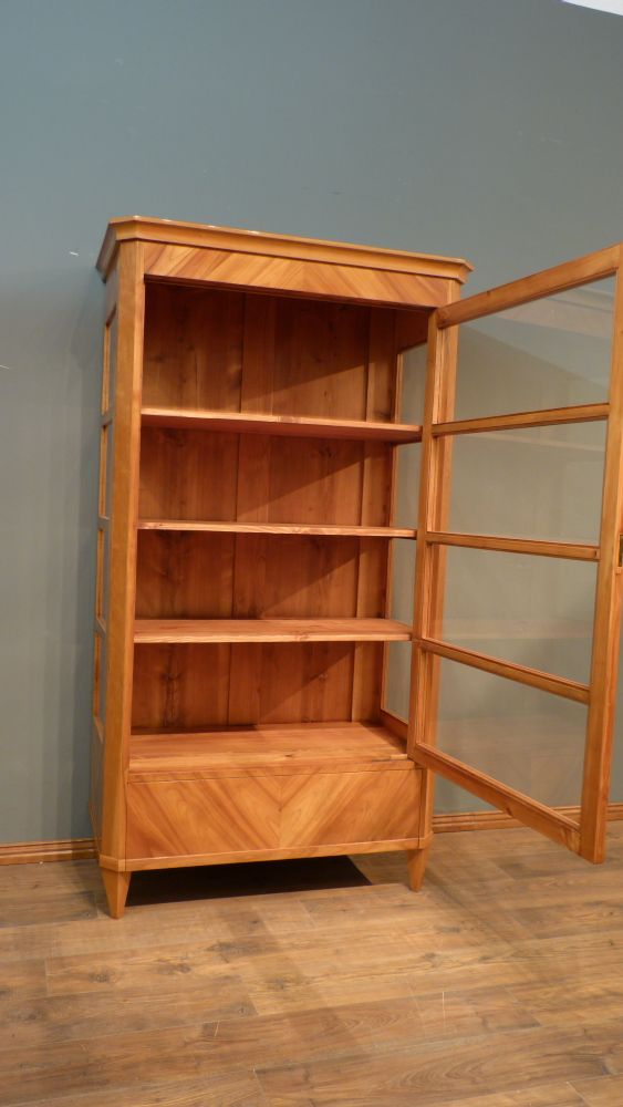 Schlichte Biedermeiervitrine, Kirschholz handpoliert um 1850