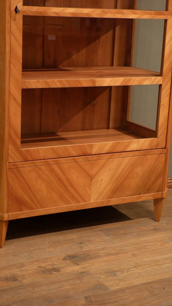 Schlichte Biedermeiervitrine, Kirschholz handpoliert um 1850