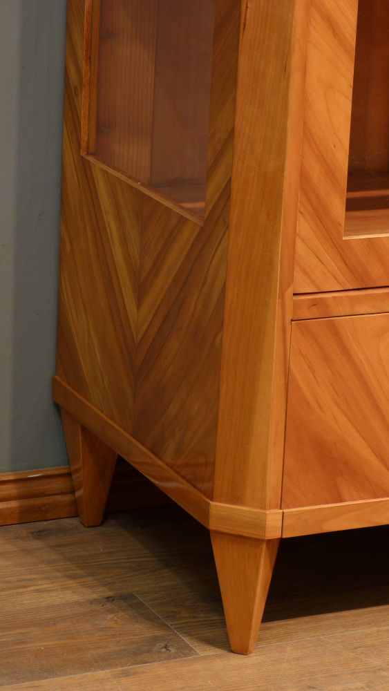 Schlichte Biedermeiervitrine, Kirschholz handpoliert um 1850