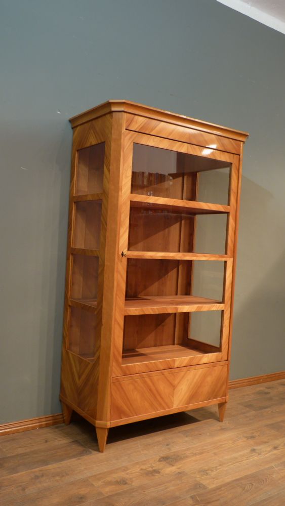 Schlichte Biedermeiervitrine, Kirschholz handpoliert um 1850