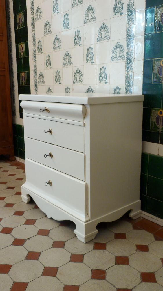 Formschöne Spätbiedermeier Kommode, Eiche weiß lasiert um 1870