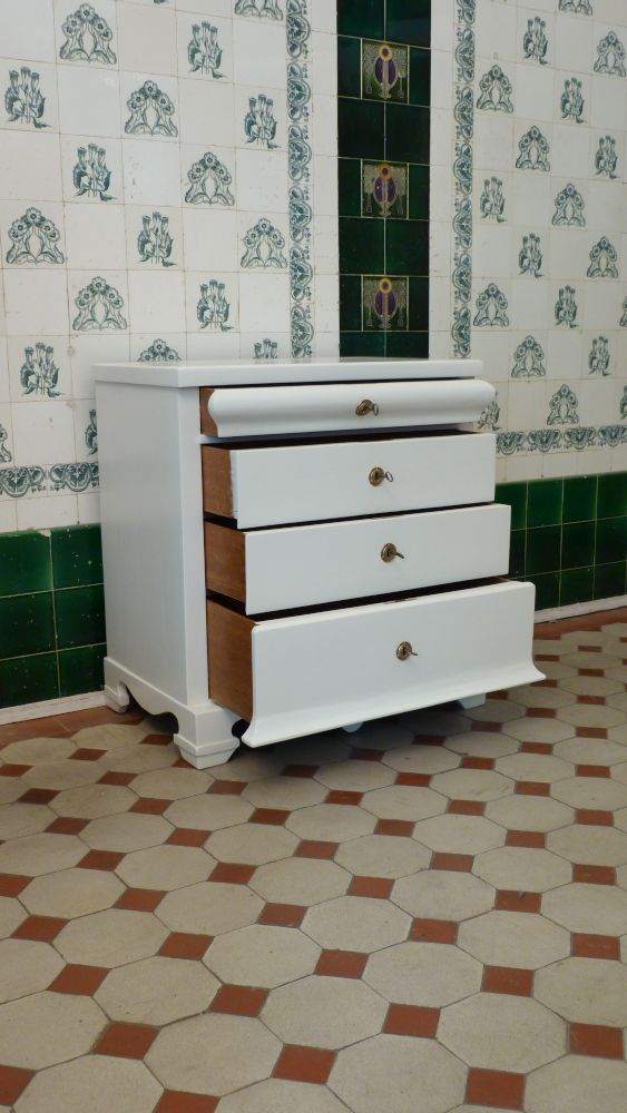 Formschöne Spätbiedermeier Kommode, Eiche weiß lasiert um 1870